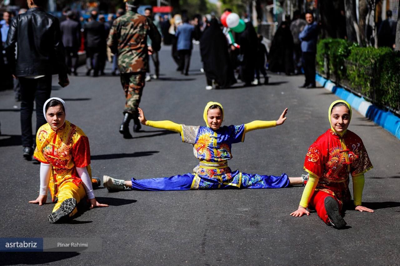 پوشش متفاوت سه دختر در راهپیمایی دیروزِ تبریز