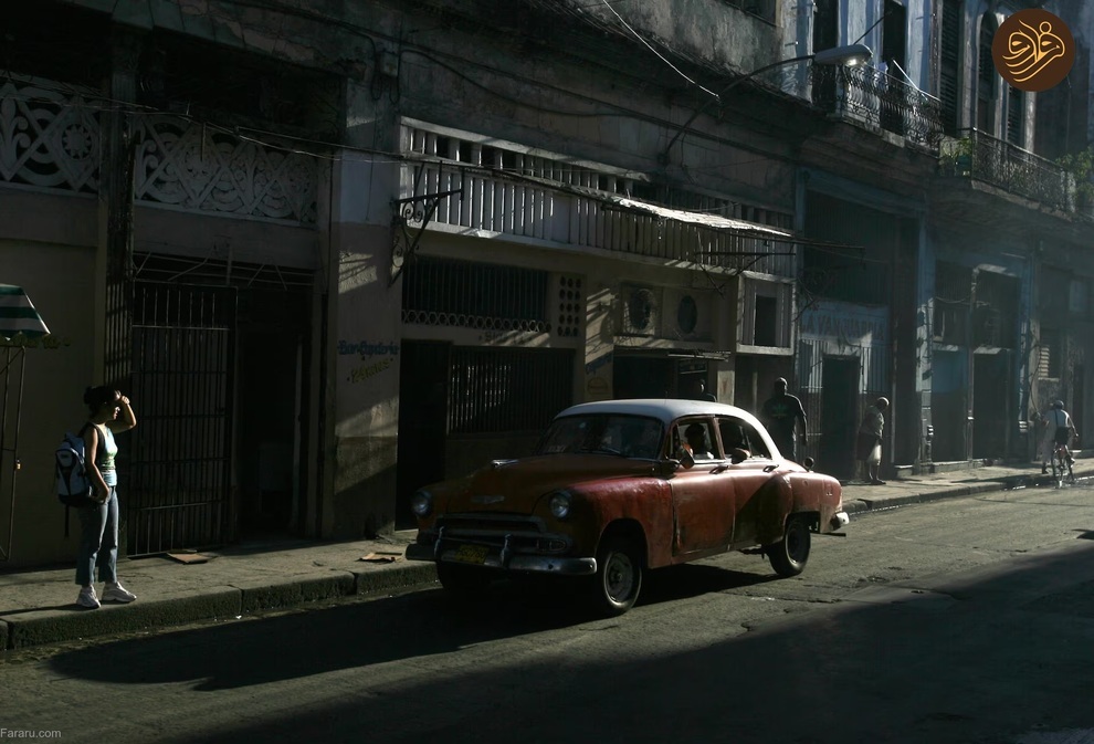 خودرو‌های کلاسیک رنگارنگ در خیابان‌های هاوانا (فرارو)
