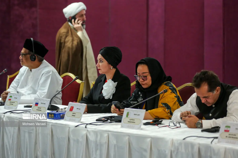 پوشش متفاوت یک زن در نشست قرآنی تهران