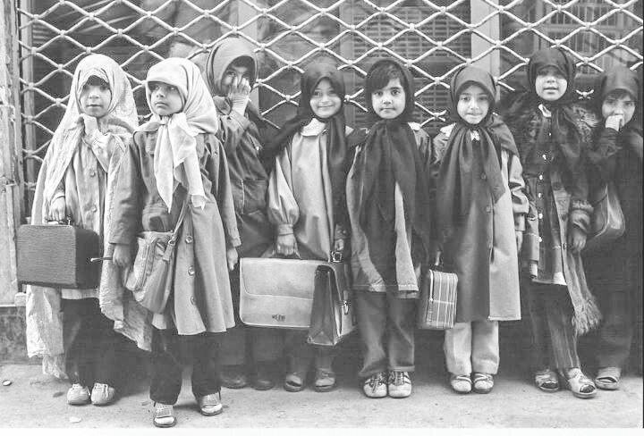پوشش متفاوت دختران یک مدرسه در دهه شصت