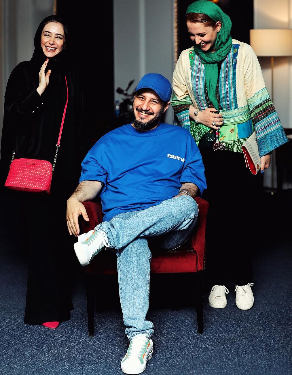 ژست خودمانی جواد عزتی در کنار دو بازیگر زن معروف