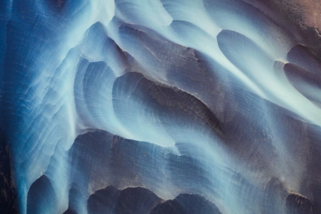 این عکس‌های هوایی خیره‌کننده، زیبایی انتزاعی رودخانه‌های یخ‌زده ایسلند را نشان می‌دهند (یک پزشک)
