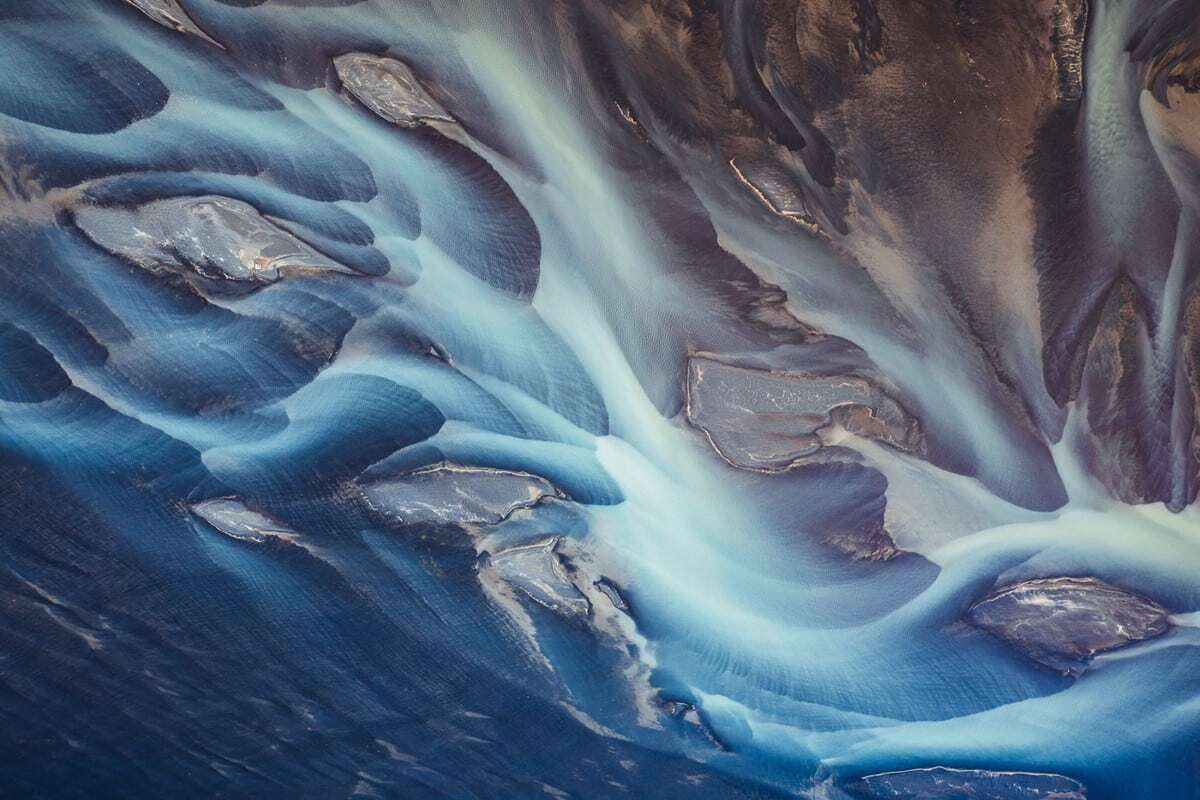 این عکس‌های هوایی خیره‌کننده، زیبایی انتزاعی رودخانه‌های یخ‌زده ایسلند را نشان می‌دهند (یک پزشک)