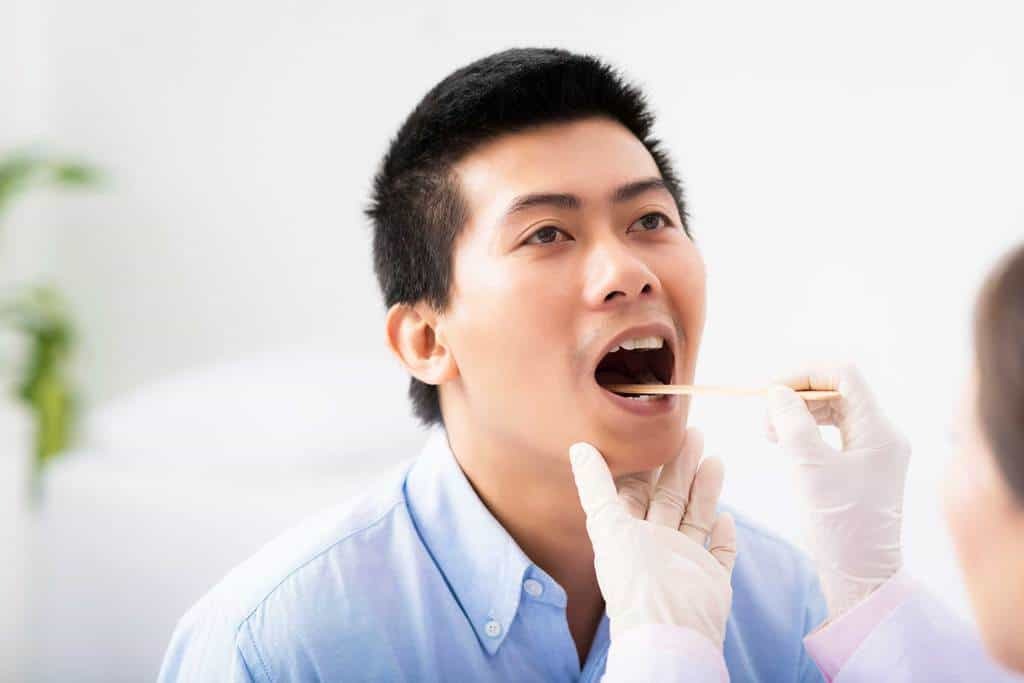 سوختگی دهان را با ۷ درمان طبیعی در خانه درمان کنید (مجله قرمز)