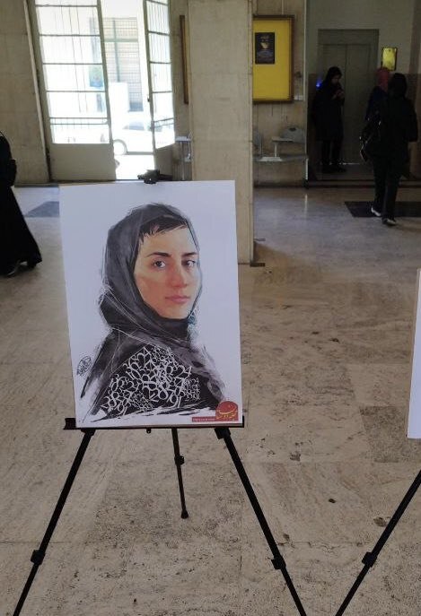 سانسور عجیب عکس مریم میرزاخانی در یک دانشگاه