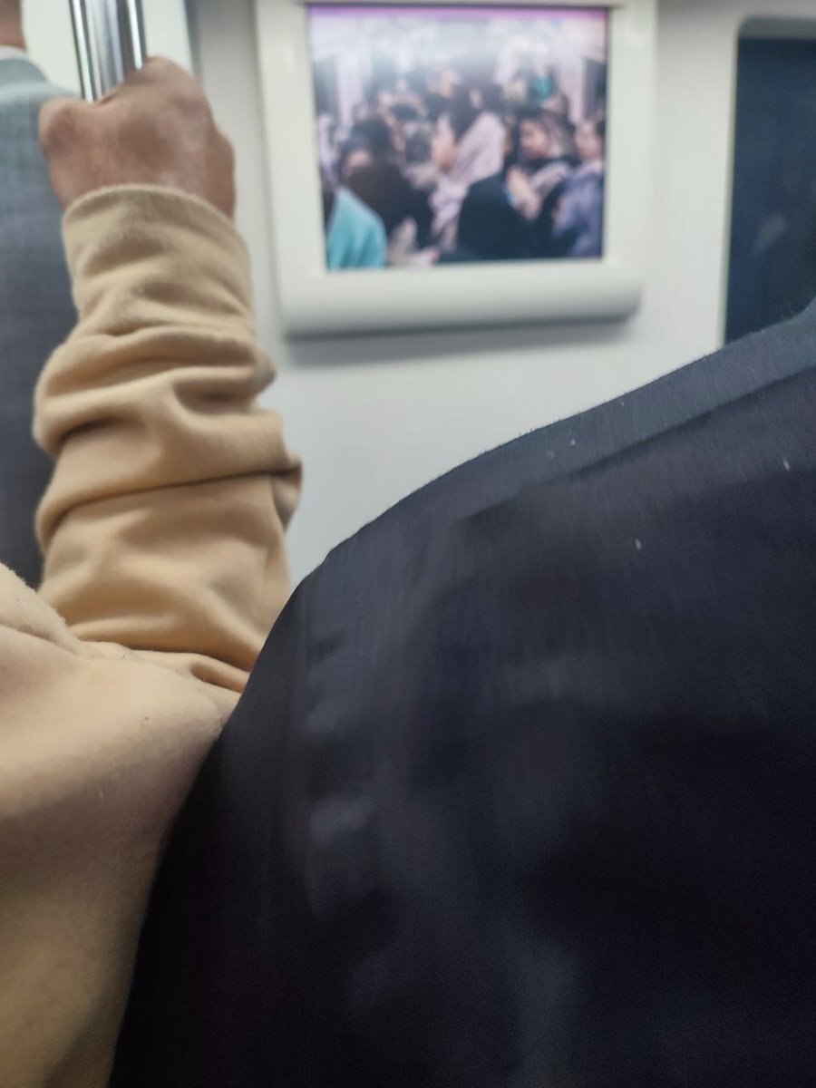 نمایش تصاویر زنان در مانیتور واگن‌های مترو