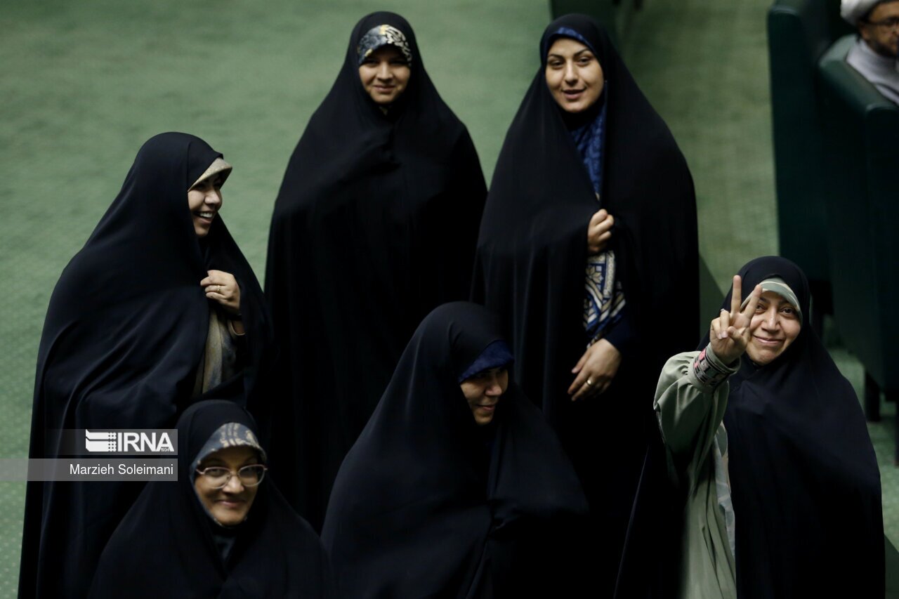 ژست‌های نمایندگان زن در صحن علنی مجلس