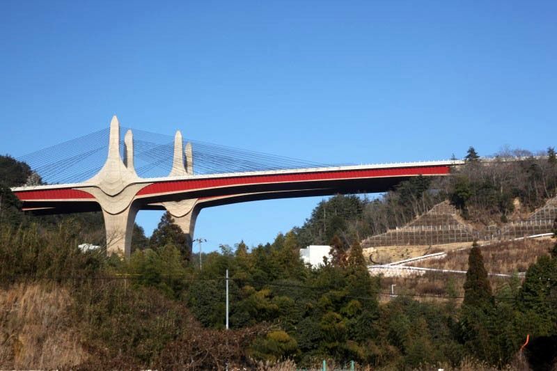 پل ژاپنی که به خاطر برج هایش معروف است (خبرفوری)