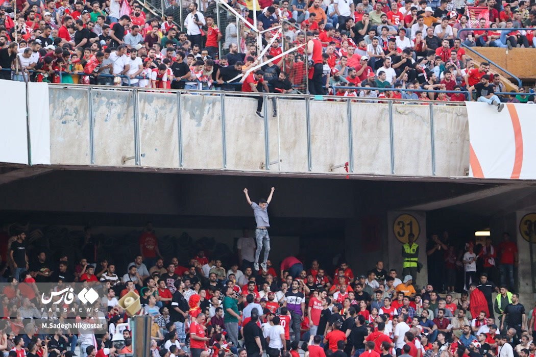 سقوط آزادِ یک هوادار پرسپولیس در استادیوم آزادی