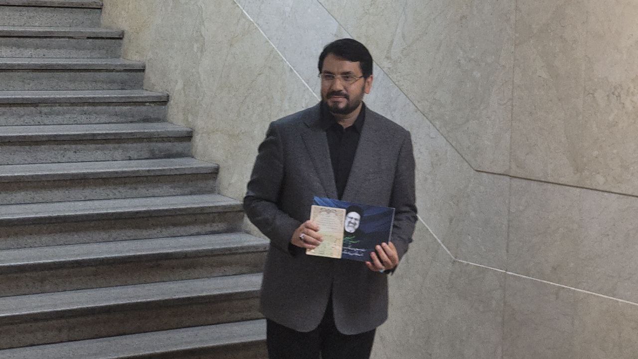 وزیر جوان دولت با عکس رئیسی وارد وزارت کشور شد