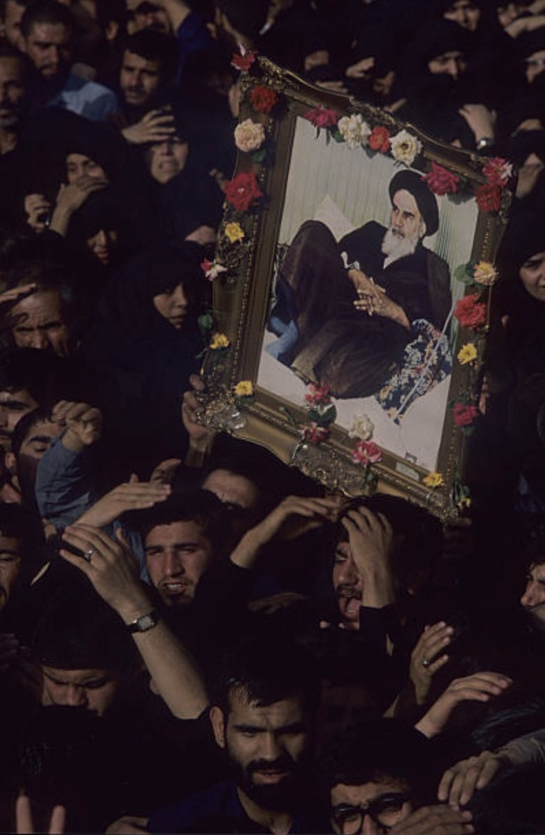 عکس تاریخی از مراسم تشییع پیکر آیت‌الله خمینی در تهران