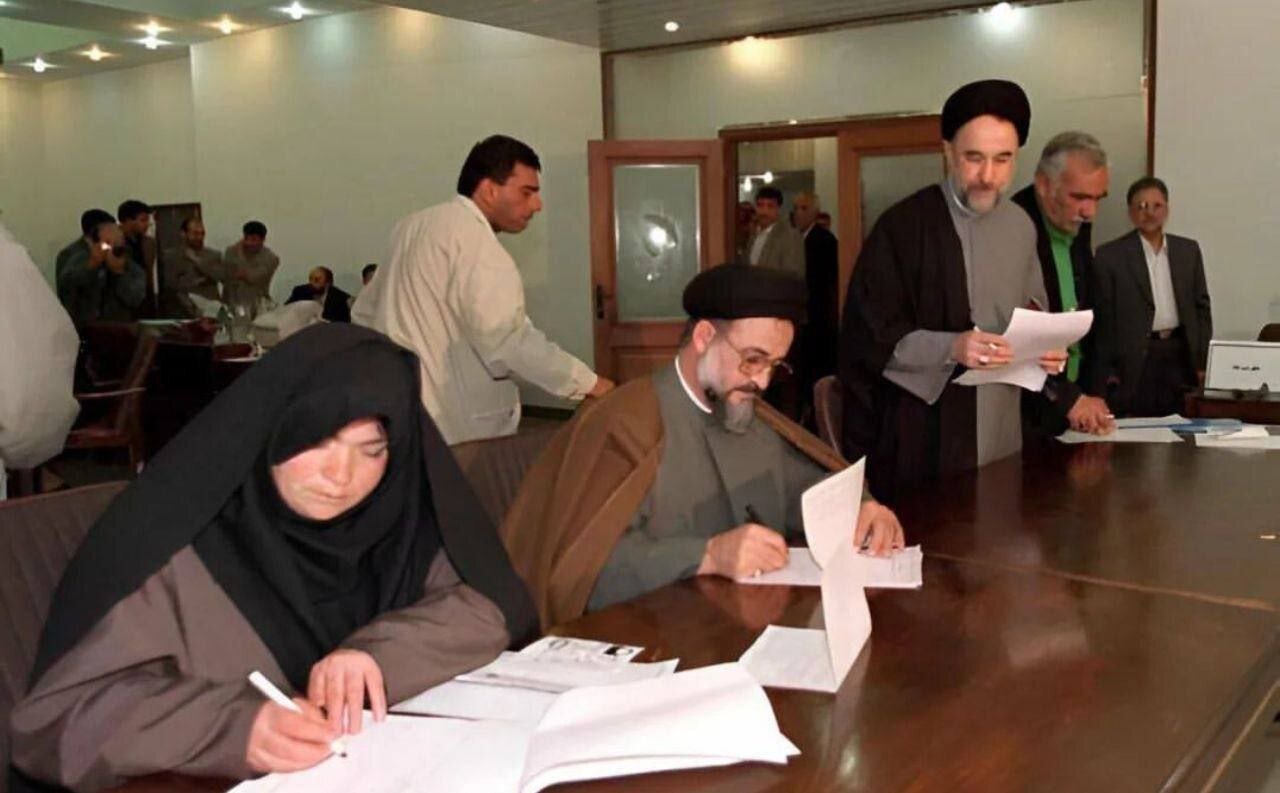 عکس دیده نشده از محمد خاتمی در ستاد انتخابات