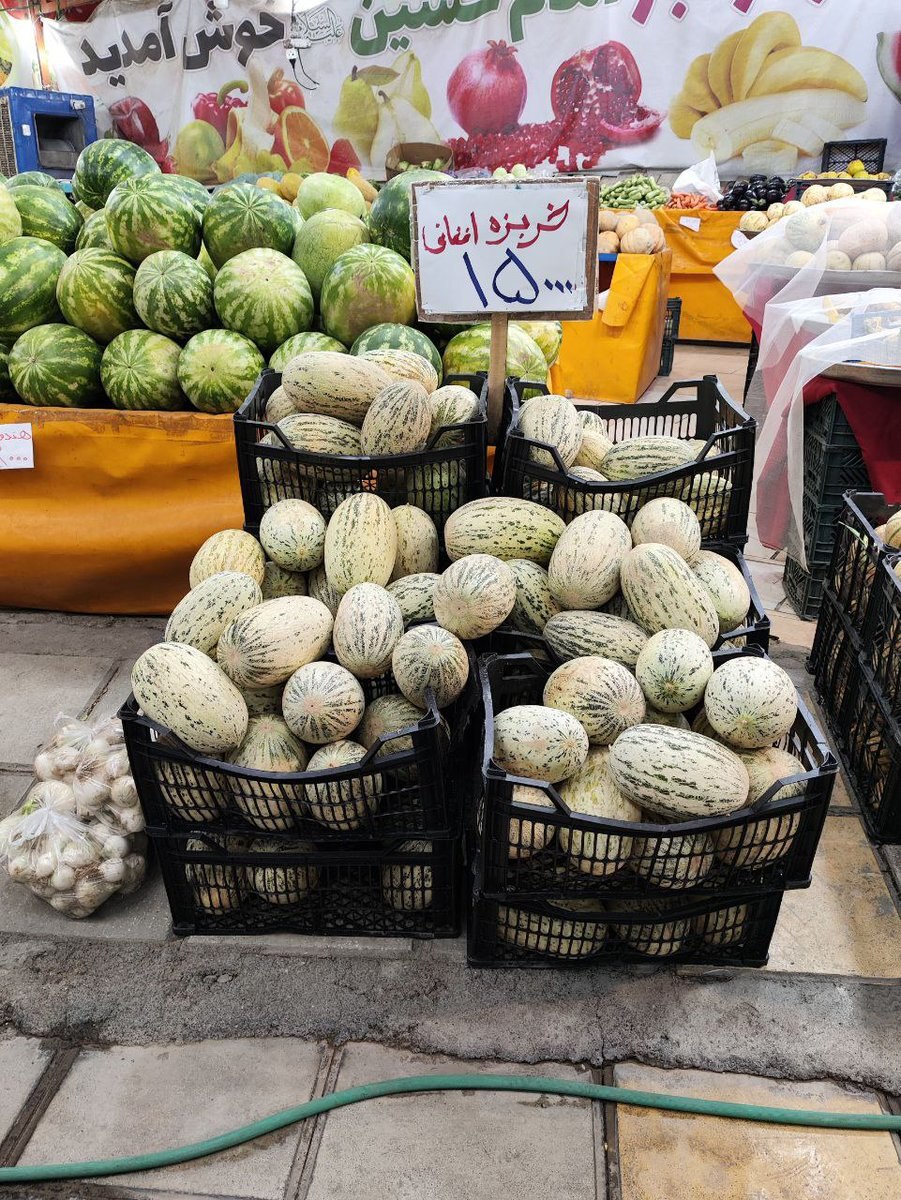 عکسی از یک میوه‌فروشی در تهران که بحث‌برانگیز شد