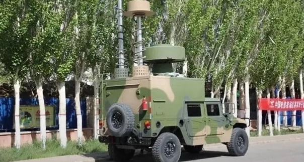 خودروهای جنگ الکترونیک ارتش چین در محل برگزاری کنکور 