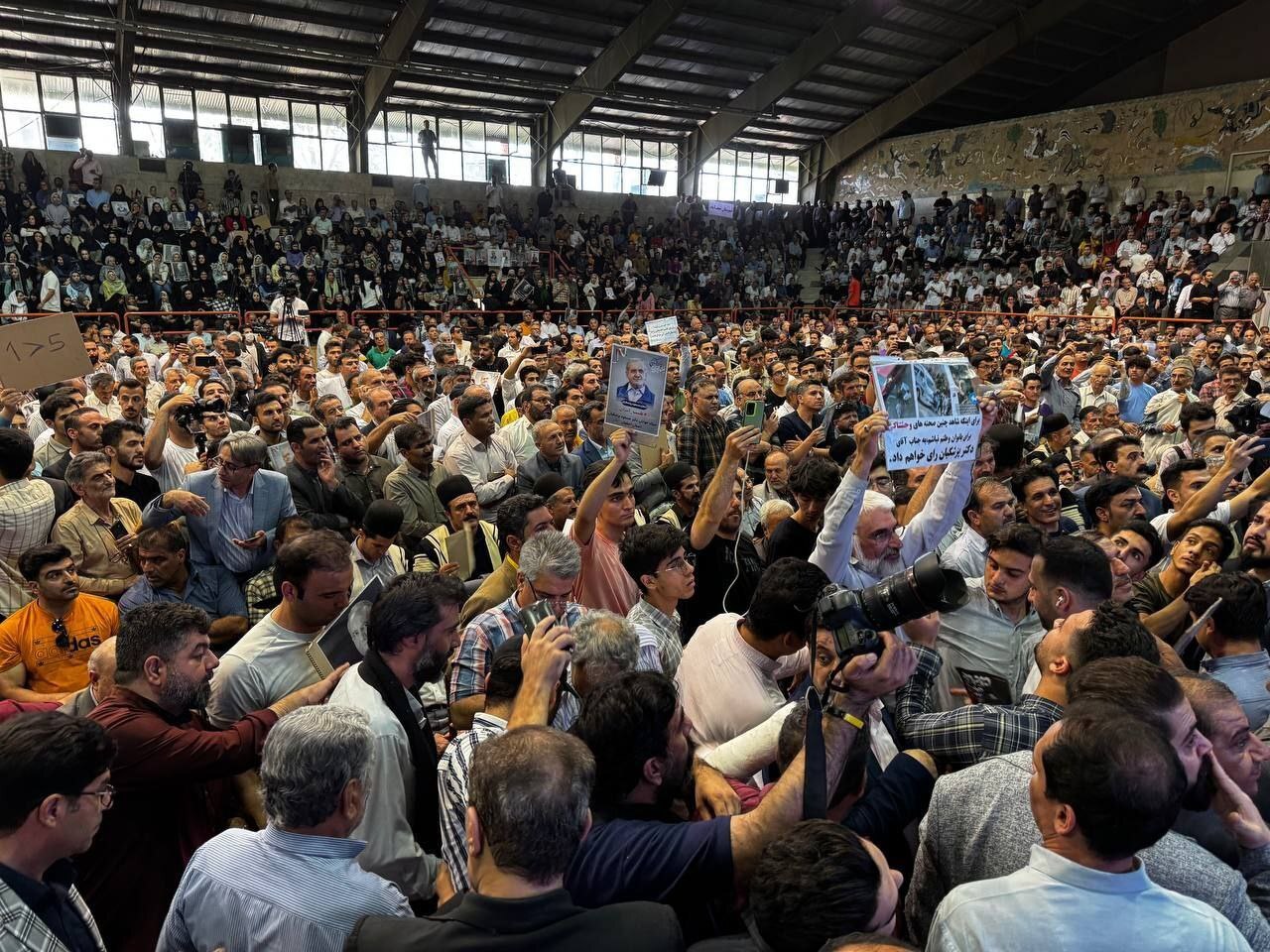 تصاویرِ استقبال مردم اصفهان از پزشکیان و ظریف