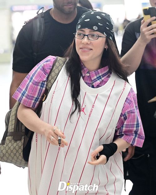 لباس‌های عجیب و غریب بیلی آیلیش در فرودگاه کره؛ باز هم بیلی با استایل‌های متفاوتش پیدا شد (چش بپوشیم)
