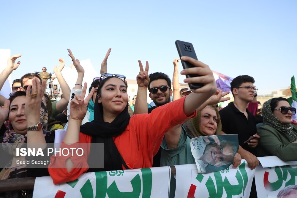 پوشش خاص چند خانم در جشن پیروزی پزشکیان (ایسنا)