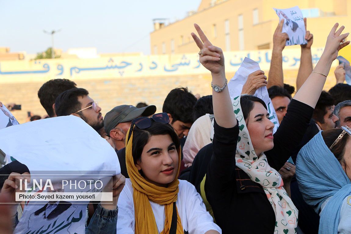 پوشش خاص چند خانم در جشن پیروزی پزشکیان (ایسنا)