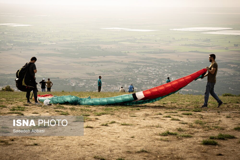 حاشیه تصویری از پرواز با پاراگلایدر در مازندران (ایسنا)