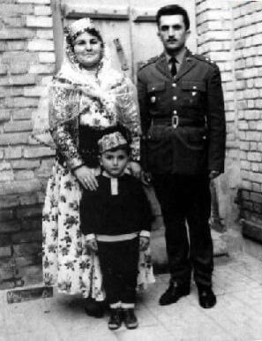 تصویر زیرخاکی از پزشکیان در کنار پدر و مادرش