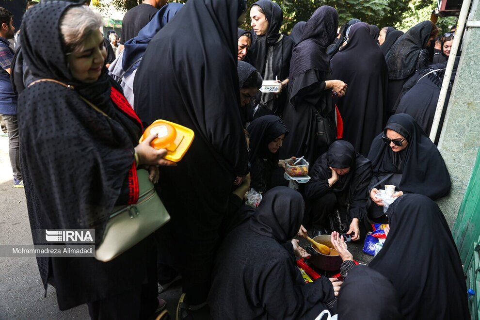 تصایری از نذر حلوا در چهارراه گلوبندک تهران (ایرنا)