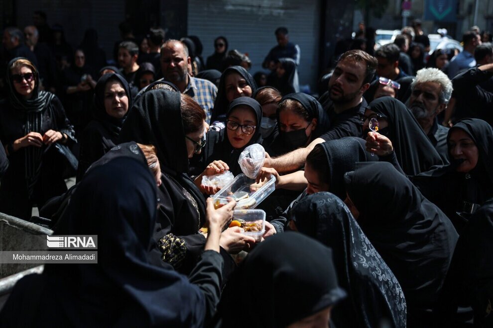 تصایری از نذر حلوا در چهارراه گلوبندک تهران (ایرنا)