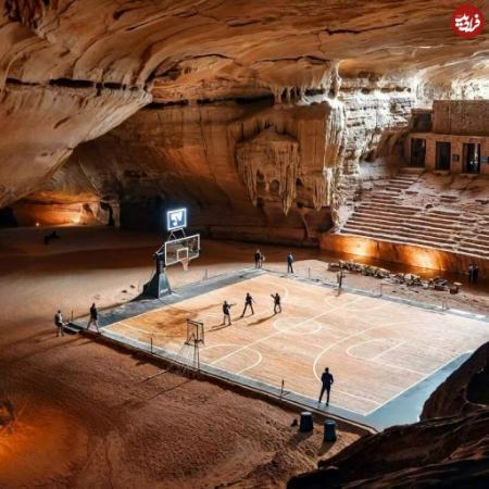 منظرۀ خیال‌انگیز زمین‌های بسکتبال در بیابان‌های عربستان (فرادید)