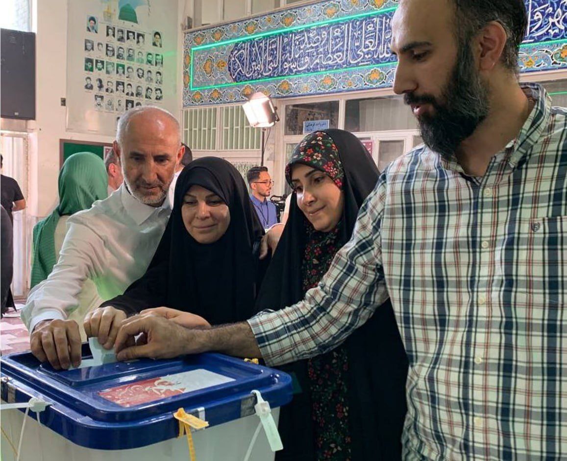 عکس خانوادگی حمید نوری پای صندوق رای