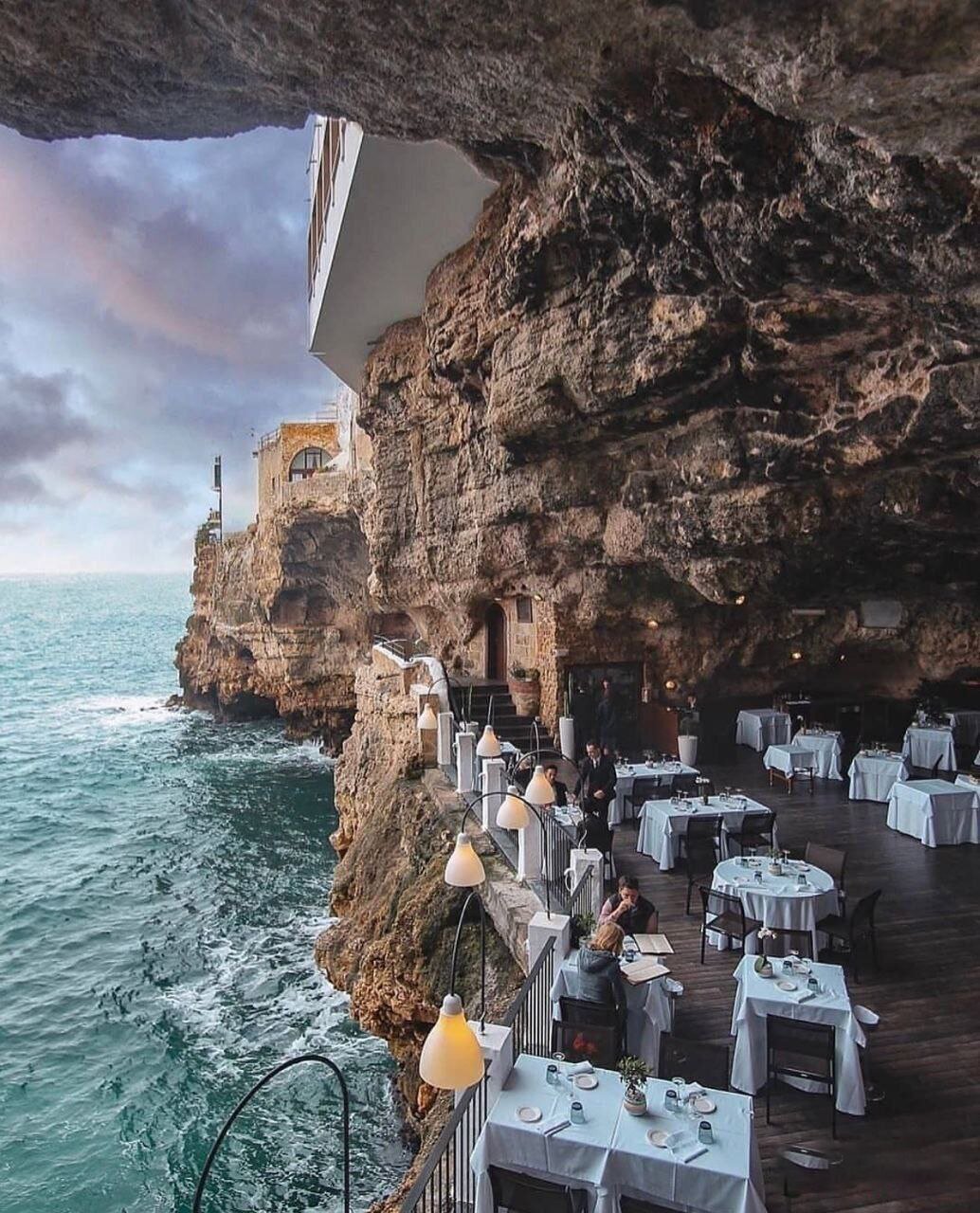 تصویری زیبا از یک رستوران در ایتالیا در غار!