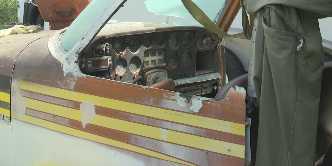تصاویری از یک هواپیمای مرموز کنار جاده‌