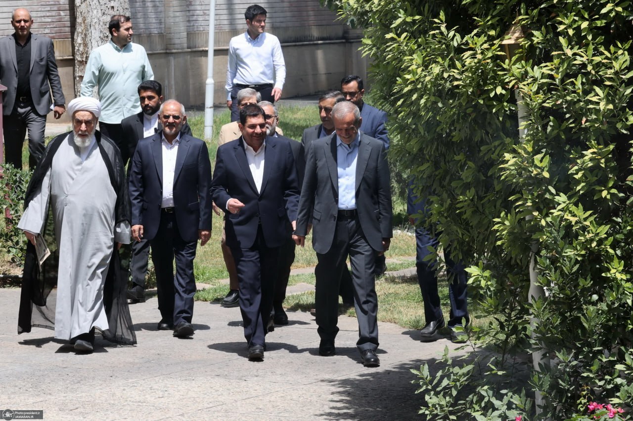 پزشکیان دفتر رئیس جمهور را تحویل گرفت