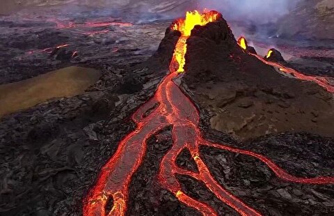 سلفی عجیب دانشمندی در دهانه یک آتشفشان خروشان!