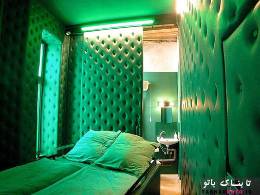 در و دیوار این اتاق تماماً پوشیده از چرم سبز رنگ است.