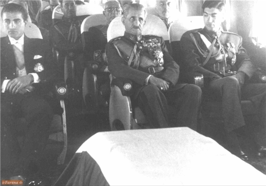 ح‍م‍ل‌ ت‍اب‍وت‌ رض‍اخ‍ان‌ از ج‍ده‌ ب‍ه‌ ای‍ران‌. ع‍ل‍ی‌رض‍ا، ع‍ب‍دال‍رض‍ا، ی‍زدان‌پ‍ن‍اه‌ و م‍ح‍س‍ن‌ ص‍در در هواپیما دیده می‌شوند