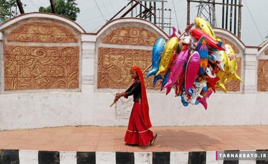 هند: دختر بادکنک فروش در حاشیه ی شهر آگارتالا