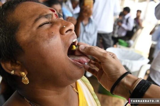 هند: زنی در حال بلعیدن یک نوع ماهی زنده برای درمان بیماری به روش سنتی در حیدرآباد