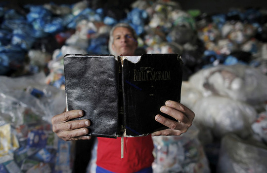 مردی با کتاب مقدس قبل از بازیافت شدن،سائوپائولو برزیل،3ژوئن2015