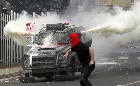 درگیری دانشجویان با پلیس ضدشورش برای پایان دادن به احتکار در آموزش وپرورش،شیلی3ژوئن2015