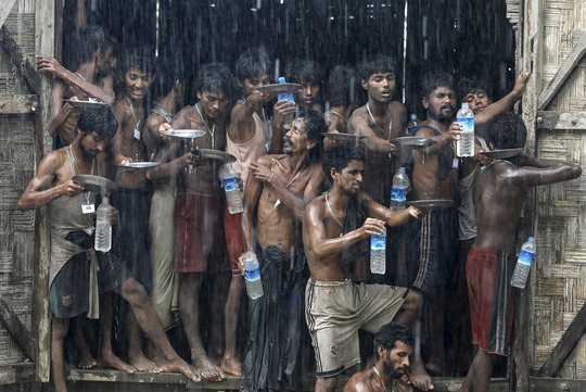جمع آوری آب باران در اردوگاه پناهندگان، برمه،4ژوئن2015
