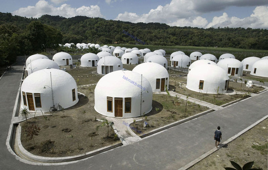 خانه های گنبدی که توسط ایالات متحده برای روستاییان ساخته شده،پوگیاکارتا،اندونزی