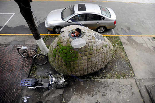 شخصی که در یک خانه تخم مرغی در نزدیک محل کار خود در پکن زندگی می کند.پکن،چین