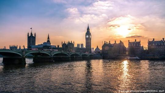 لندن
بالا آمدن سطح آب‌ها برای کلان‌شهرهایی که در مجاورت دریا یا رودخانه قرار دارند، مانند کلان‌شهر لندن، دردسرساز خواهد شد. حتی در پایتخت بریتانیا، خطر طغیان رودخانه‌ پیش‌بینی شده است.