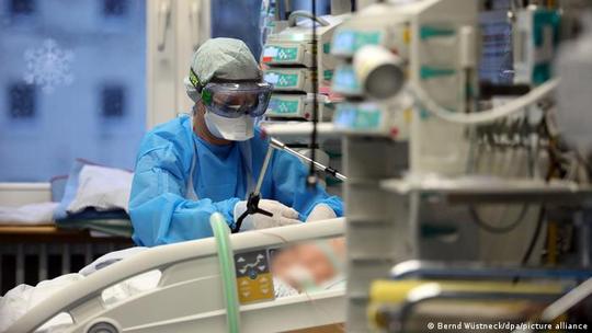 تلاش خستگی‌ناپذیر برای نجات دیگران
بسیاری از مراکز درمانی آلمان برای نجات مبتلایان به کووید۱۹ شیوه کار خود را تا حد زیادی تغییر دادند. کادر بهداشتی این مراکز با ازخودگذشتگی کامل در خدمت بیماران بودند و برخی از آنها تا آخرین توان خود طاقت می‌آورند. با توجه به افزایش شمار عفونت‌ها، پزشکان متخصص مراقبت‌های ویژه نسبت به اشغال بیش‌ازپیش تخت‌های بیمارستان‌ها هشدار می‌دهند و خواستار تعطیلی کامل شهرها هستند.