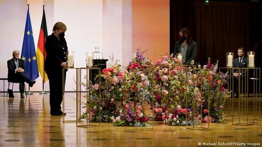 مرکل هنگام ادای احترام به قربانیان
در مراسم یادبود قربانیان کووید۱۹علاوه بر فرانک اشتاین مایر، وُلفگانگ شویبله، رئیس مجلس نمایندگان (Bundestag)، راینر هازلوف، رئیس مجلس نمایندگان ایالات (Bundesrat)، آنگلا مرکل، صدراعظم و اشتفان هاربارت، رئیس دادگاه قانون اساسی آلمان، شهردار برلین، پنج نفر به نمایندگی از قربانیان کرونا، و نمایندگانی از جامعه یهودیان، کاتولیک‌ها، پروتستان‌ها و مسلمانان آلمان نیز در 