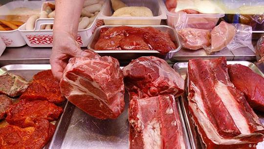 گوشت قرمز
پژوهشگران مرکز جهانی تحقیقات سرطان، وابسته به سازمان جهانی بهداشت، نشانه‌های بارزی مبنی بر ارتباط میان مصرف گوشت قرمز و سرطان روده یافته‌اند. همچنین مصرف گوشت قرمز به احتمال بسیار قوی به سرطان پروستات و لوزالعمده منجر می‌شود.