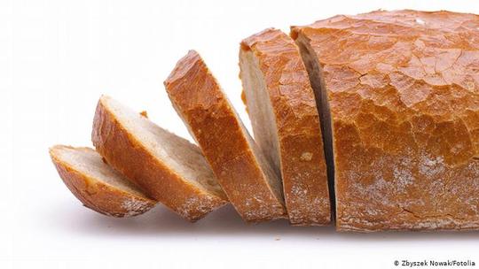آرد سفید
مصرف آرد سفید و دیگر فرآورده‌های آن، مانند نان و رشته فرنگی، در درازمدت می‌تواند برای سلامتی انسان مضر باشد. این ماده غذایی حتی در برخی موارد منجر به بیماری‌های سرطانی نیز می‌شود. بنا به مطالعات اخیر مصرف منظم آرد تصفیه شده خطر ابتلا به سرطان سینه در زنان را تا ۲۲ درصد افزایش می‌دهد.