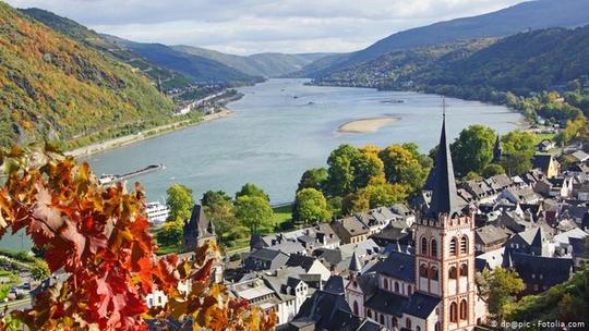 راین تنها رودخانه آلمان است که مردم این کشور را رومانتیک می‌کند، در شعر و شراب‌اش جاری است و ساکنان سواحل‌اش خود را با نام این رودخانه معرفی می‌کنند. این منطقه از سال ۲۰۰۲ در لیست میراث فرهنگی یونسکو قرار گرفته است.