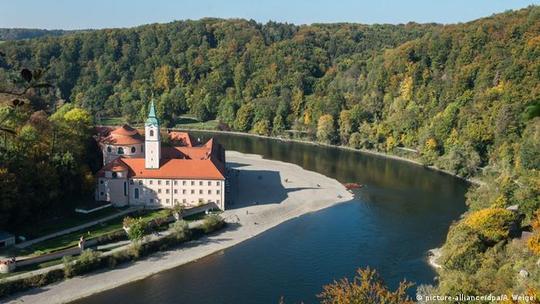 رودخانه دانوب (Donau) که از جنگل‌های سیاه سرچشمه می‌گیرد با طی کردن ۶۸۷ کیلومتر به مرز اتریش می‌رسد. این رودخانه با ۲۸۰۰ کیلومتر پس از ولگا، دومین رودخانه اروپا است. تصویری از صومعه ولتن‌بورگ در ایالت بایرن در ساحل دانوب.