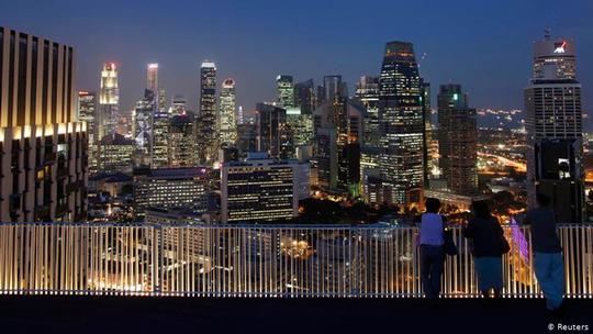 سنگاپور (رتبه ۶ / متوسط طول عمر: ۶ / ۸۲ سال)
بهبود درخور توجه نظام بهداشتی و درمانی در سه دهه گذشته در سنگاپور سبب شده که متوسط طول عمر در این کشور به ۶ / ۸۲ سال افزایش یابد. سنگاپور به ویژه به خاطر پاکیزگی‌اش مشهور است. دولت سنگاپور برای شهروندان خود شرایط درمانی و خدمات اجتماعی خوبی فراهم آورده و همچنین هوای مساعد این کشور در بالا بودن متوسط طول عمر در آنجا تأثیر گذاشته است.