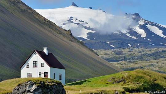 ایسلند (رتبه ۱۲ / متوسط طول عمر: ۱ / ۸۲ سال)
شهروندان ایسلند در مقایسه با شهروندان سوئد، کانادا و نروژ اندکی بیشتر عمر می‌کنند. پایین بودن نرخ مرگ و میر در بین کودکان و همچنین پایین بودن میزان آلودگی‌های زیست‌محیطی از عوامل تأثیرگذار بر متوسط عمر شهروندان یک جامعه هستند.